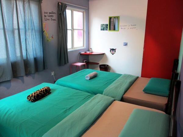 Sandakan Backpackers Hostel : photo 1 de la chambre chambre lits jumeaux standard