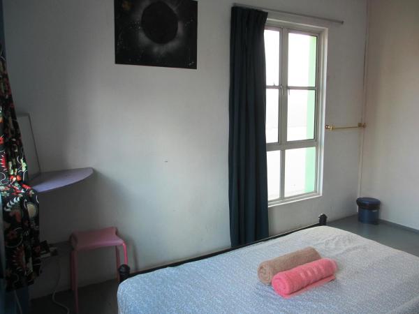 Sandakan Backpackers Hostel : photo 2 de la chambre chambre double standard