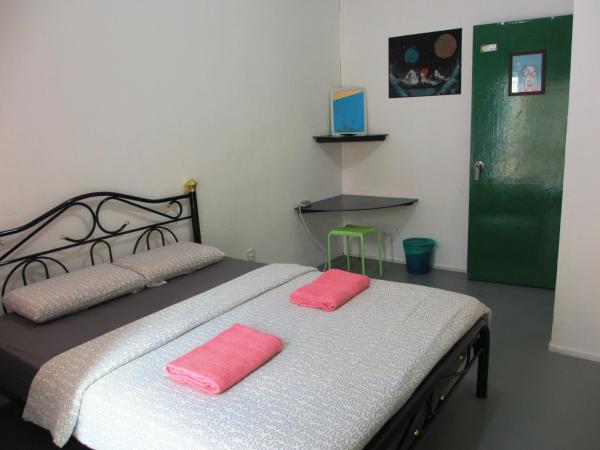 Sandakan Backpackers Hostel : photo 1 de la chambre chambre double standard