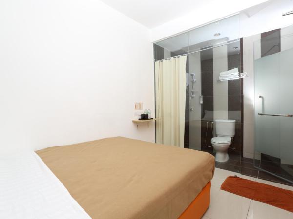 1 Hotel Taman Connaught : photo 3 de la chambre chambre lit queen-size de luxe sans fenêtre