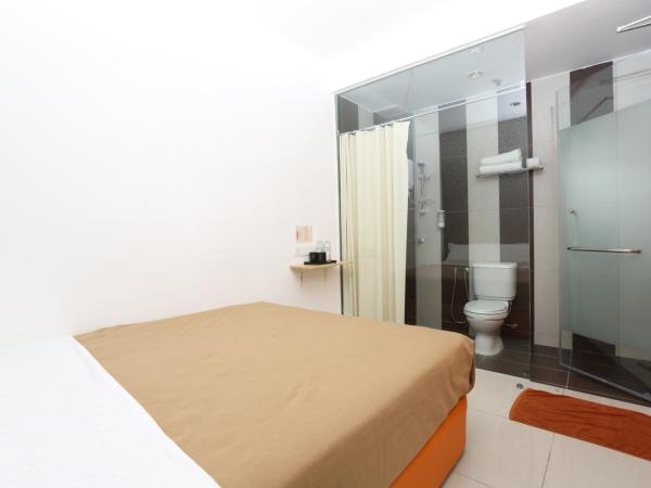 1 Hotel Taman Connaught : photo 4 de la chambre chambre lit queen-size de luxe sans fenêtre