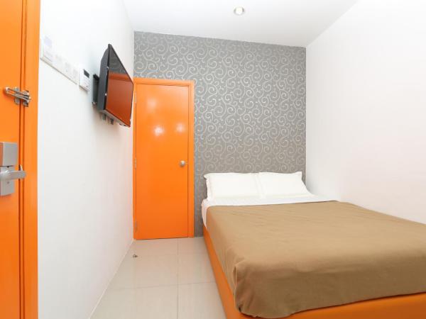 1 Hotel Taman Connaught : photo 6 de la chambre chambre lit queen-size de luxe sans fenêtre