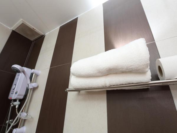 1 Hotel Taman Connaught : photo 8 de la chambre chambre lit queen-size de luxe sans fenêtre