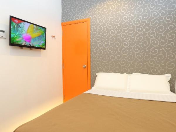 1 Hotel Taman Connaught : photo 9 de la chambre chambre lit queen-size de luxe sans fenêtre