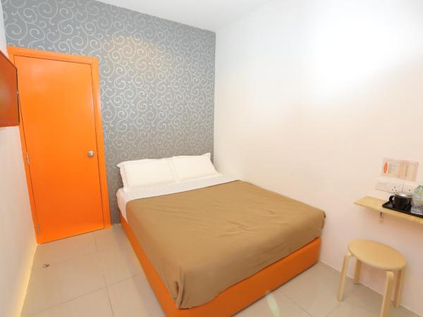 1 Hotel Taman Connaught : photo 1 de la chambre chambre lit queen-size de luxe sans fenêtre