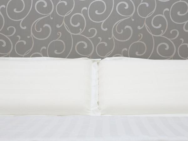 1 Hotel Taman Connaught : photo 10 de la chambre chambre lit queen-size de luxe sans fenêtre