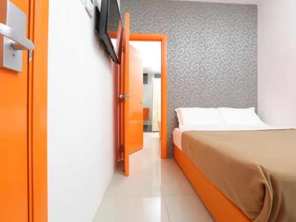 1 Hotel Taman Connaught : photo 2 de la chambre chambre lit queen-size de luxe sans fenêtre