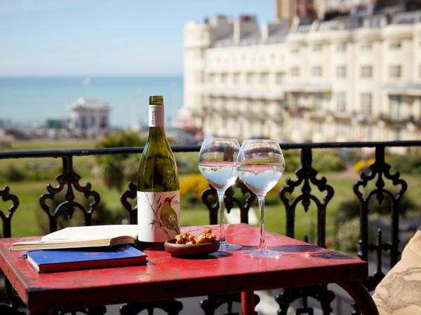 Artist Residence Brighton : photo 5 de la chambre grande chambre double avec balcon - vue sur mer