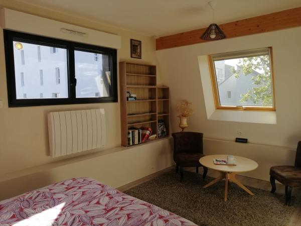 La Petite Charnasserie : photo 6 de la chambre chambre double ou lits jumeaux - vue sur jardin