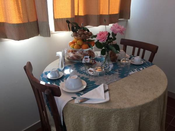 La Casa di Emanuella - Rooms & International Suites : photo 10 de la chambre chambre lit king-size