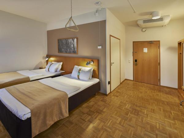 Holiday Inn Helsinki-Vantaa Airport, an IHG Hotel : photo 1 de la chambre chambre lits jumeaux pour personnes à mobilité réduite