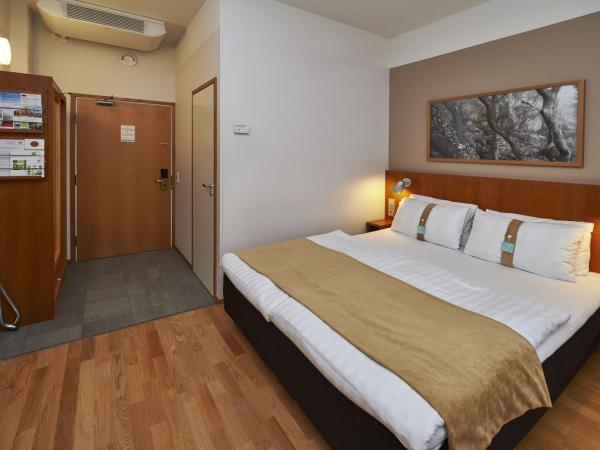 Holiday Inn Helsinki-Vantaa Airport, an IHG Hotel : photo 1 de la chambre chambre lit queen-size 