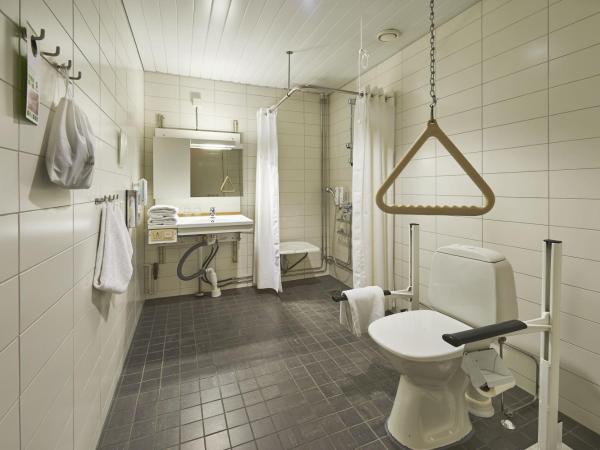 Holiday Inn Helsinki-Vantaa Airport, an IHG Hotel : photo 3 de la chambre chambre lits jumeaux pour personnes à mobilité réduite