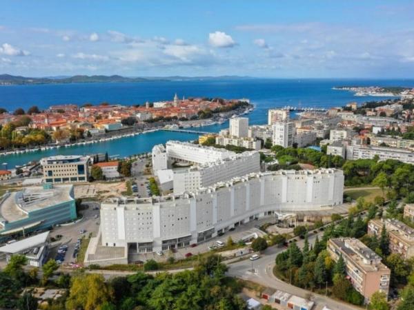 Sky & Sun Luxury Rooms with private parking in the garage : photo 1 de la chambre chambre double