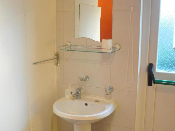 Caspian Hotel : photo 4 de la chambre chambre double Économique mansardée avec salle de bains commune