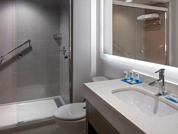 Hyatt Place Indianapolis Downtown : photo 4 de la chambre chambre lit king-size avec douche accessible en fauteuil roulant - adaptée aux personnes à mobilité réduite