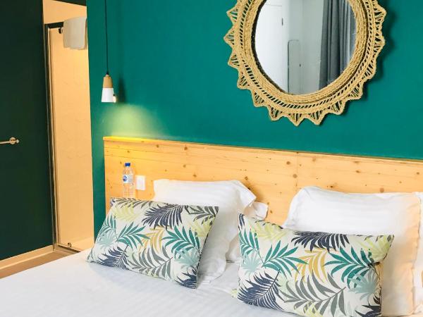 Hôtel Café Miramar : photo 9 de la chambre chambre double avec lit d'appoint - vue sur ville