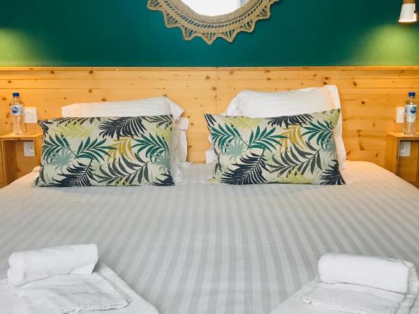 Hôtel Café Miramar : photo 10 de la chambre chambre double avec lit d'appoint - vue sur ville