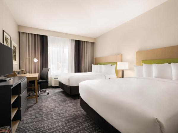 Country Inn & Suites by Radisson, Savannah Midtown, GA : photo 3 de la chambre chambre 2 lits queen-size avec douche accessible en fauteuil roulant - accessible aux personnes à mobilité réduite/non-fumeurs