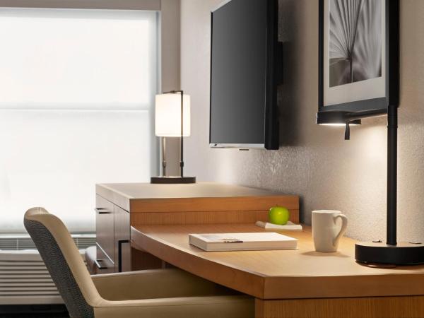 Hyatt Place Tucson Central : photo 1 de la chambre chambre lit king-size avec canapé-lit