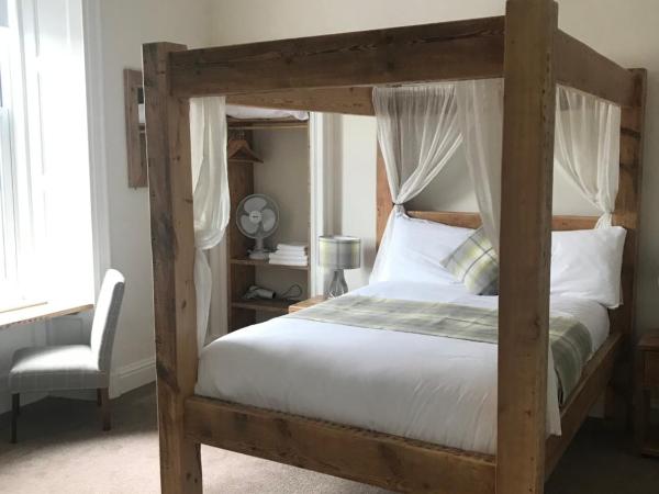 18 Craigmillar Park : photo 3 de la chambre chambre double deluxe avec lit à baldaquin et douche