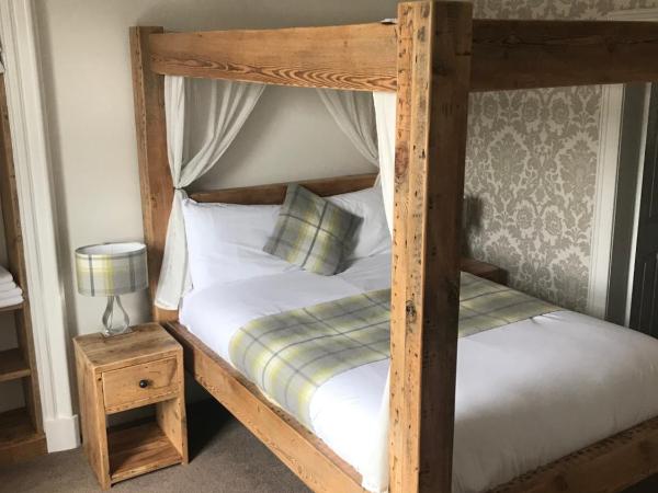 18 Craigmillar Park : photo 4 de la chambre chambre double deluxe avec lit à baldaquin et douche