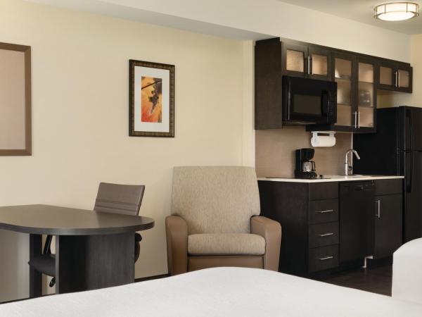 Park Inn by Radisson, Calgary Airport North, AB : photo 4 de la chambre studio queen avec 2 lits queen-size - non-fumeurs