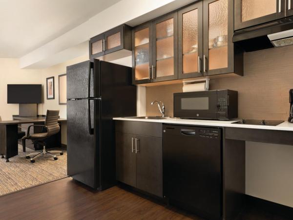 Park Inn by Radisson, Calgary Airport North, AB : photo 2 de la chambre studio lit queen-size avec douche accessible en fauteuil roulant - adaptée aux personnes à mobilité réduite - non-fumeurs