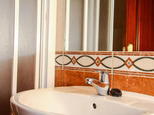 Pensión Numancia : photo 5 de la chambre chambre double ou lits jumeaux avec salle de bains privative