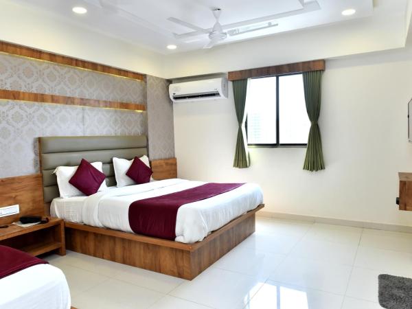 Hotel Royal King by Sky Stays : photo 3 de la chambre chambre triple classique