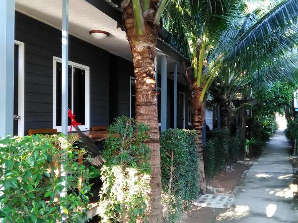 Lanta New Coconut Bungalow : photo 3 de la chambre bungalow lit double avec climatisation 
