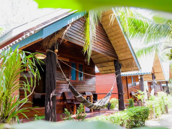 Lanta New Coconut Bungalow : photo 2 de la chambre bungalow avec terrasse