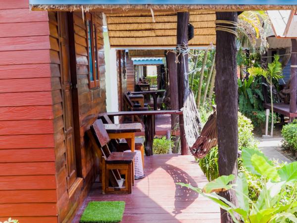 Lanta New Coconut Bungalow : photo 4 de la chambre bungalow avec terrasse
