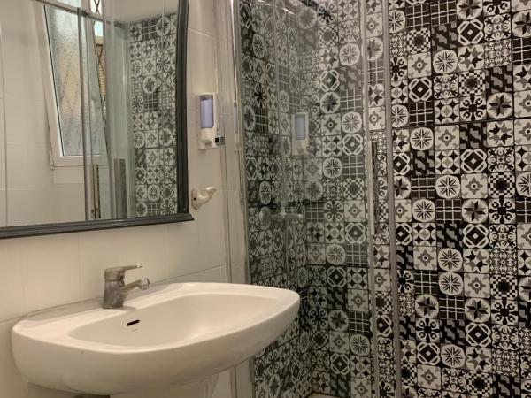 Hostal Portugal : photo 7 de la chambre chambre double avec salle de bains commune