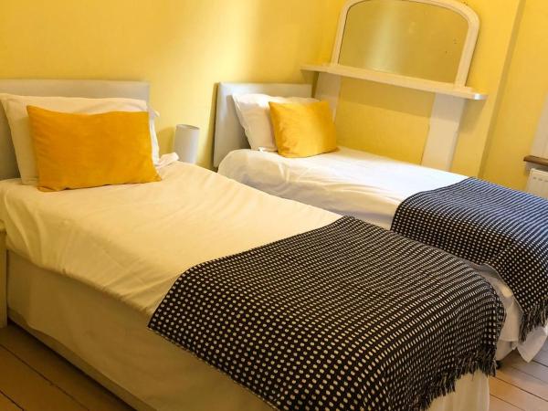 Caspian Hotel : photo 1 de la chambre chambre lits jumeaux Économique - salle de bains commune