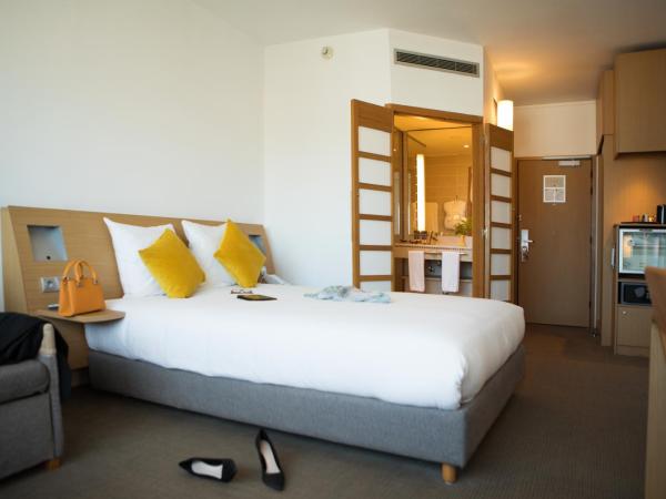 Novotel Casablanca City Center : photo 4 de la chambre chambre supérieure - 1 lit queen-size et canapé