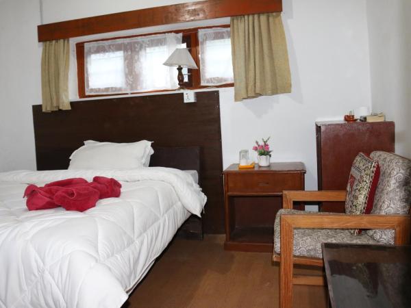 Gurkha Lodge : photo 2 de la chambre chambre double avec salle de bains privative