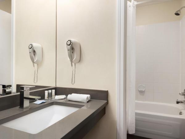 Days Inn by Wyndham Kelowna : photo 7 de la chambre chambre 2 lits queen-size - non-fumeurs