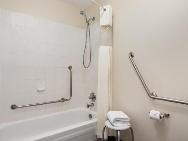 Days Inn by Wyndham Kelowna : photo 4 de la chambre chambre lit king-size avec douche accessible en fauteuil roulant - accessible aux personnes à mobilité réduite/non-fumeurs