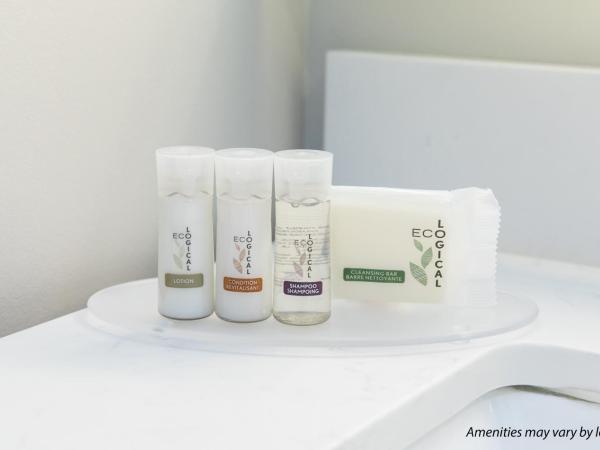 Days Inn by Wyndham Kelowna : photo 7 de la chambre one-bedroom queen suite with courtyard view - non-smoking