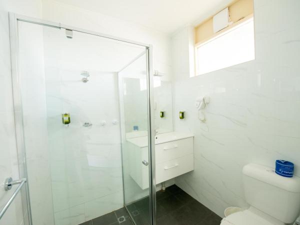 Jacksons Motor Inn : photo 7 de la chambre chambre deluxe lit queen-size et spa