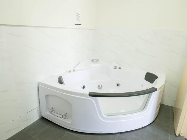 Jacksons Motor Inn : photo 3 de la chambre chambre deluxe lit queen-size et spa