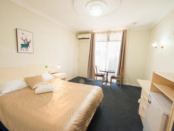 Jacksons Motor Inn : photo 2 de la chambre chambre lit queen-size standard avec spa