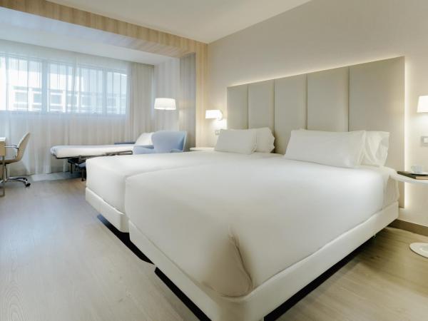 Hesperia A Coruña Centro : photo 2 de la chambre chambre double ou lits jumeaux standard avec lit d'appoint (2 adultes + 1 enfant)
