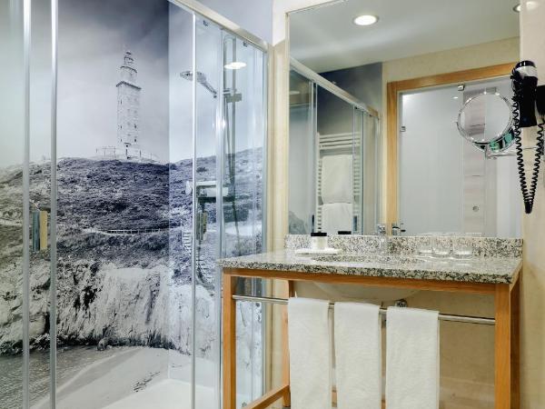 Hesperia A Coruña Centro : photo 4 de la chambre chambre double ou lits jumeaux standard avec lit d'appoint (2 adultes + 1 enfant)