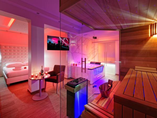 Hotel Aura Design & Garden Pool : photo 4 de la chambre chambre bien-Être avec sauna et jacuzzi privés