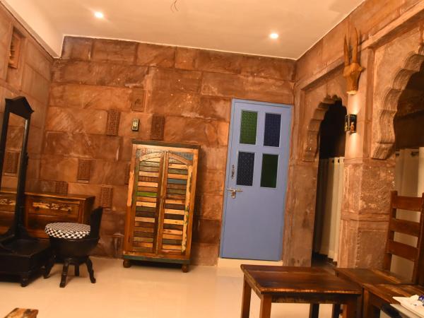 The Kutumb Villa - A Heritage Home Stay : photo 6 de la chambre chambre lit king-size avec balcon