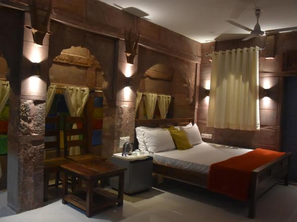 The Kutumb Villa - A Heritage Home Stay : photo 4 de la chambre chambre lit king-size avec balcon