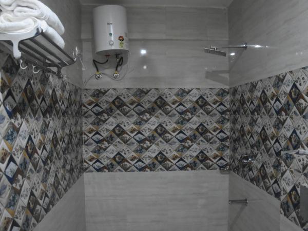 The Kutumb Villa - A Heritage Home Stay : photo 3 de la chambre chambre lit king-size avec balcon