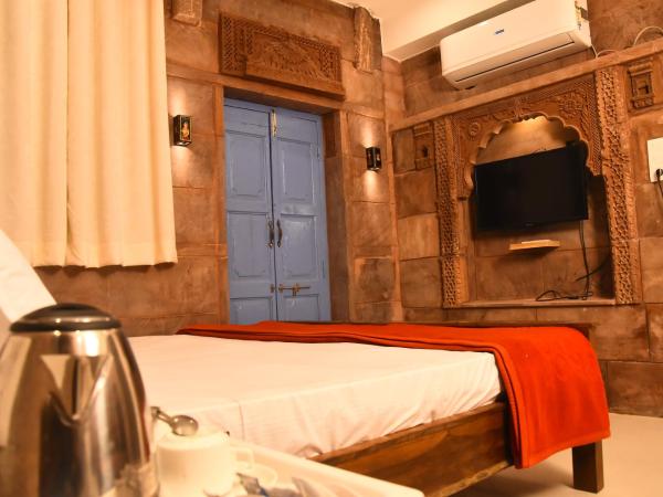 The Kutumb Villa - A Heritage Home Stay : photo 2 de la chambre chambre lit king-size avec balcon